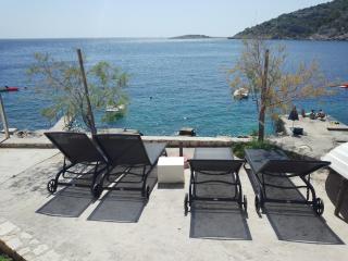 Vacation house with heated swimming pool 70 meters from the beach-Bobanac - 1