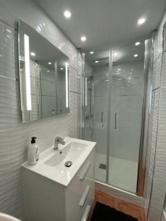 La Manga km 0, pisos estudios - planta baja - 100m de la playa - studio flats - ground floor - 100m from the beach, cada con bicis & tabla SUP, piscina & pádel & tenis & más - each with bikes & SUP board, pool & paddle & tennis & more - La Manga del Mar Menor - 6