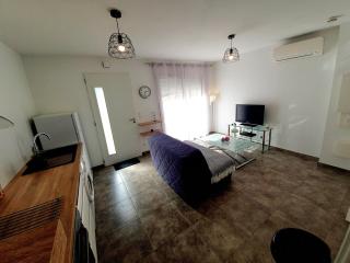 F2 neuf calme climatisé wifi parking - 1,5 km mer - 5