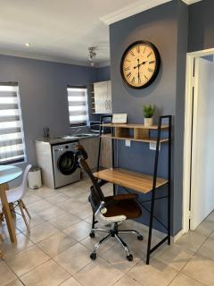 Relaxing Getaway in Waterfall - close to Mall of Africa - 7