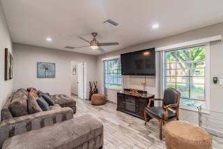 Town 'n' Country Cozy Corner, Your Florida Fun Hub - 8