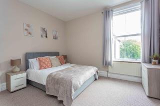 Stylish Lytham 5 Bedroom 3 Bathroom House with Hot Tub - 2