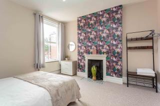 Stylish Lytham 5 Bedroom 3 Bathroom House with Hot Tub - 1