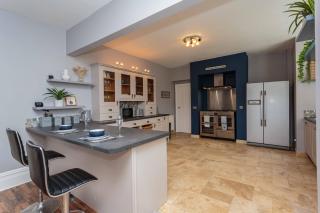 Stylish Lytham 5 Bedroom 3 Bathroom House with Hot Tub - 9