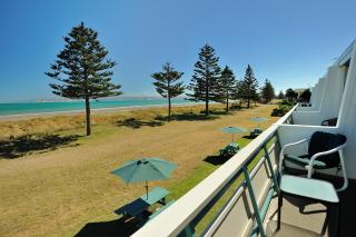 Whispering Sands Beachfront Motel - 8