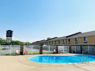 Super 8 by Wyndham Fort Scott - 2