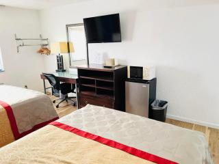 Super 8 by Wyndham Fort Scott - 1