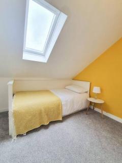 Light & Spacious Loch Lomond Apartment - 7