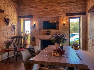 OLIVE LAND - ΓΗ ΤΗΣ ΕΛΙΑΣ / STONE VILLA. - 4