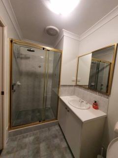 Adorable-secure 3 bedroom holiday home with Pool around the corner from The Miners Rest. - Kalgoorlie - 2