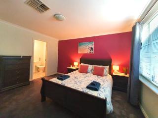 Adorable-secure 3 bedroom holiday home with Pool around the corner from The Miners Rest. - 5