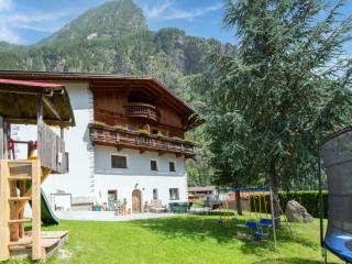 Cozy Holiday Home in Tyrol near Ski Area - Oetz - 4