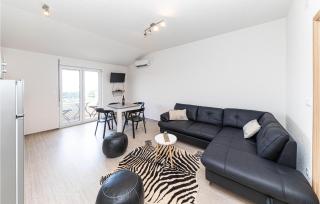 Cozy Apartment In Kastel Luksic - 6