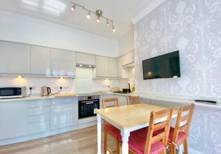 York City Center Apartments with Free Private Parking - 9