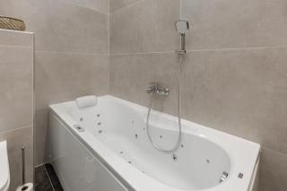 SUPER CENTRAL 2BR-2BT with Balcony&View&Sauna&Jacuzzi - Budapeste - 7