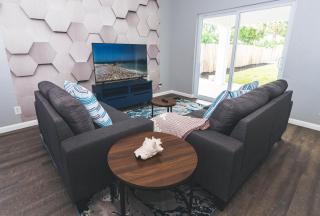 Golfers Paradise 4-hole PUTT-PUTT, Mega Chess with huge backyard, hammock - 6