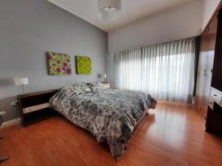 Casa c/amplio jardín, garage y parrilla. - Tandil - 8