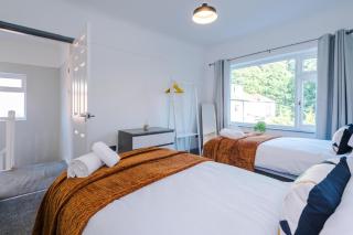 Premium 3-Bed Detached by Papermill, Deeside - Wirral - Bromborough - 9