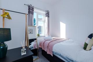 Premium 3-Bed Detached by Papermill, Deeside - Wirral - Bromborough - 2