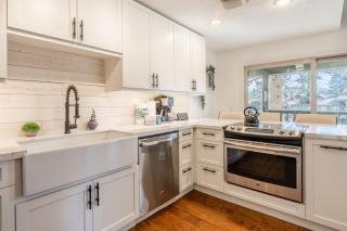 Chamonix 24 is a 2bed plus loft 3 bath Upgraded Canyon Ldge Nearly Ski in Ski Out Sleeps 8 - Mammoth Lakes - 4