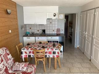 Charmant 2 pièces cabine avec véranda, terrasse exposée sud, proche des pistes et commerces, WiFi inclus - FR-1-262-76 - Forest des Baniols - 9