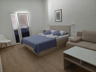 Apartments Dora, with a beautiful view of the bay, near the sea and center - Vrboska - 9