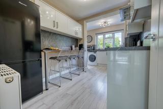 Modern 5 bed house In Solihull, Close to the NEC, Airport and Solihull Town - Parking - 1