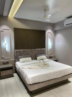 Jumbo Heavens 5 Bedroom Scenic Luxury Pool Villa - Mahabaleshwar - 6