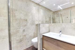 Cinnabar Romantic Hideaway on Historic Walls - 4