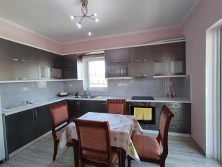 Cheerful 2 bedroom villa with free parking. - 2