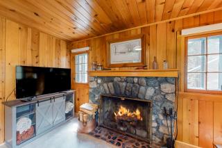 Knotty Pine Cabin - Joseph - 8
