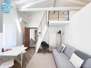 Basovizza 3 Angelica Tirabora Short Rent - 0