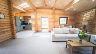 Aspen Lodge, Amazing Log Cabin with Hot Tub - Sleeps 6 - Felmoor Park - 8