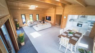 Sundance Lodge, Fantastic New Cabin with Hot Tub - Sleeps 6 - Largest In Felmoor Park - Morpeth - 9