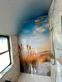 Gleis 1, Eisenbahn Waggon mit Whirlpool und Ofen - 1