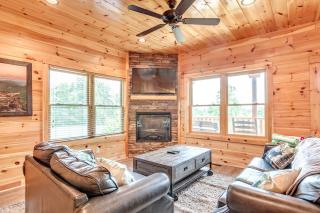 Gatlinburg Cabin with Private Hot Tub by Staycating - Gatlinburg - 9