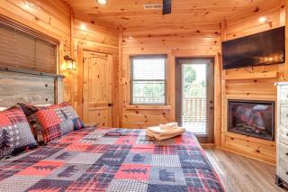Gatlinburg Cabin with Private Hot Tub by Staycating - Gatlinburg - 7