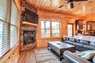 Gatlinburg Cabin with Private Hot Tub by Staycating - Gatlinburg - 3