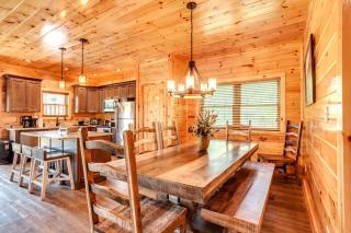 Gatlinburg Cabin with Private Hot Tub by Staycating - Gatlinburg - 2