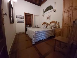 Villa-Sleeps4-Parking-Garden-Pool-NearAirport - 2