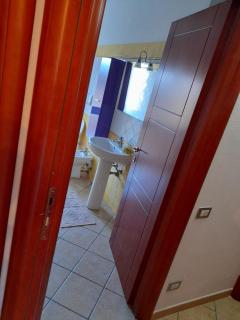 Casa Corallo Muravera Appartamento centralissimo due camere letto cucina e soggiorno nuovo letto matrimoniale e singoli Aria condizionata Parcheggio interno coperto ideale x 2 o 3 moto , Cantina x Biciclette - Muravera - 6
