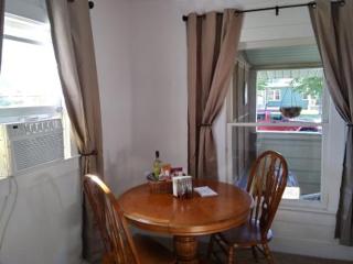 Bright and Cool Powell Apartment - 9