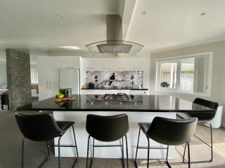 The Great Escape, Luxury Waterfront, HotTub - 3