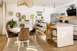 Sunset Oasis “VELLY” 1BR w/ Sea View & Parking - Split - 2