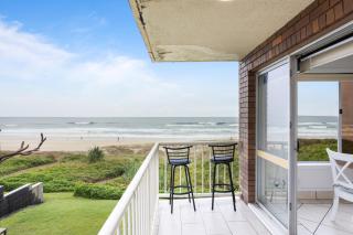 Wake to Waves in Spacious 3-Bed Beachfront Unit - Gold Coast - 6