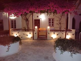 Evelina Beach Pension a breath away from the Black Beach offer plenty of accommodation type to suit every traveler's needs-Economic Rooms-Thematic Rooms-Design Rooms-Kitchenette Rooms-Studios-Small Apartments - Perissa - 7