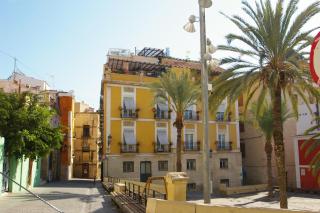 Edificio Amarillo en el Barrio - Alicante - 0