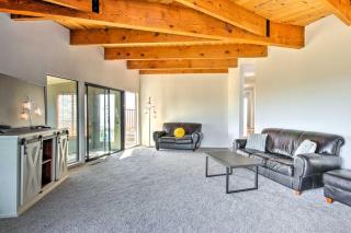 Spacious Royal Oaks Retreat w/ Deck & Views! - 7