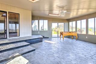 Spacious Royal Oaks Retreat w/ Deck & Views! - 5