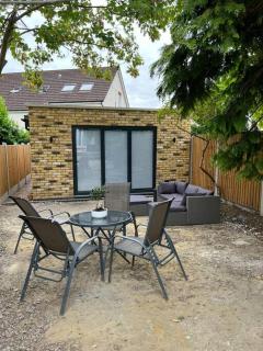 Modern Studio with parking in private garden - Theydon Bois - 0